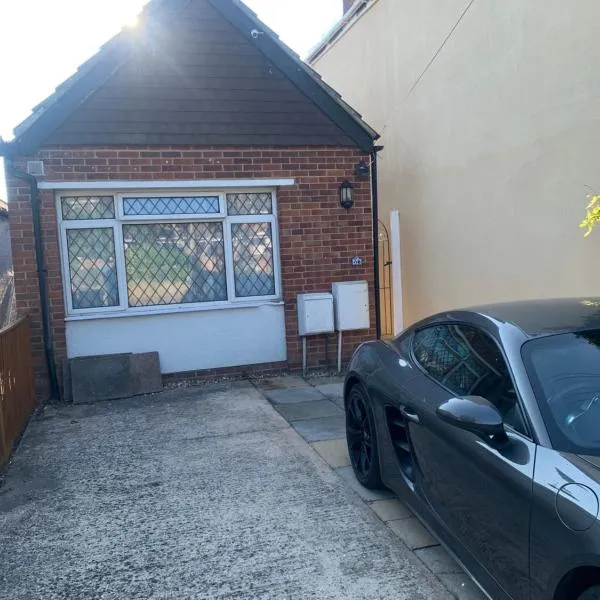 2 bedroom bungalow close to the sea, hotel em Felpham