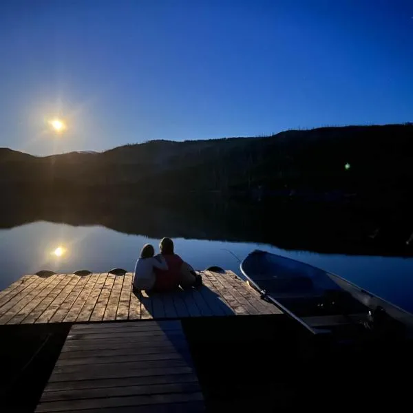 Little Charlotte Lake Cabin, hotel in Nimpo Lake