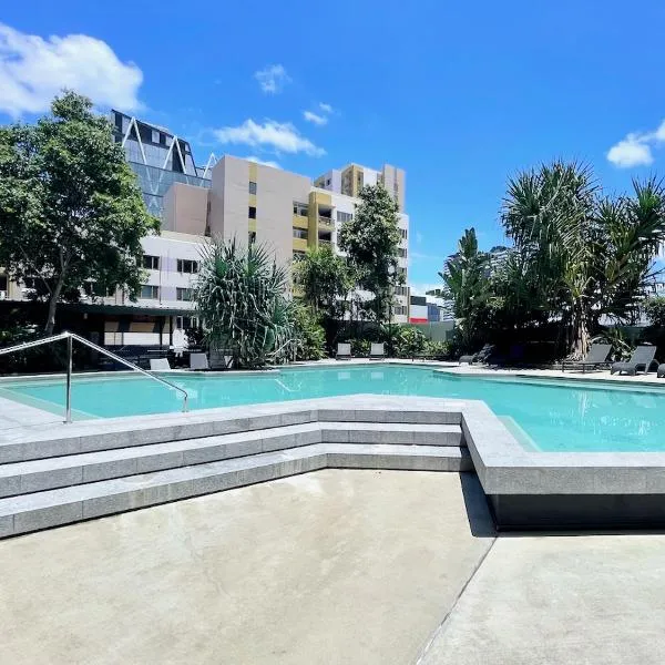 Modern Homely 2BR APT w Parking Bowen Hills, hotel in Brisbane