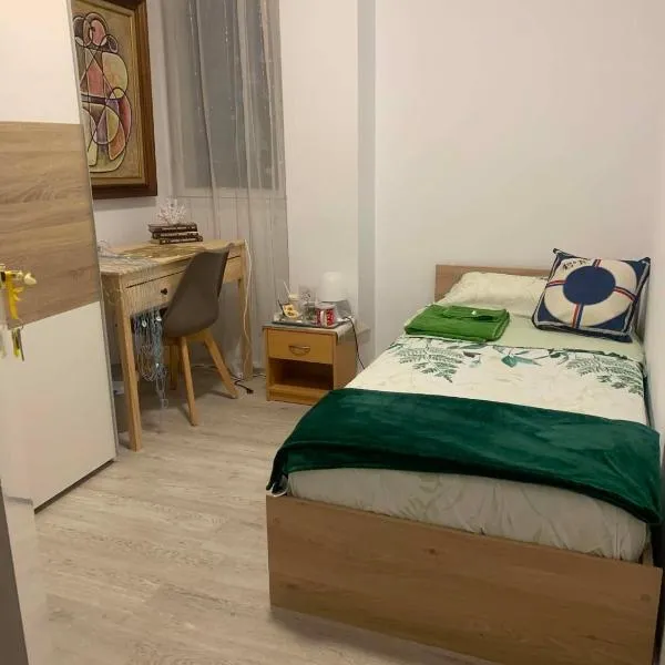Habitación privada ventilada cerca de buses trenes y centro, hotel en Santander
