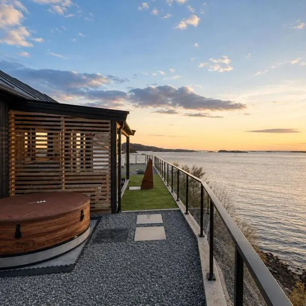 Sunset Island Retreat, Ocean Cabin with Hot Tub, hotel Herland városában