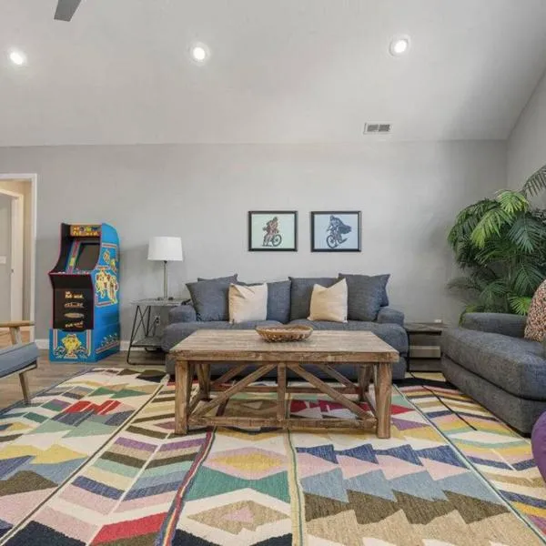 Coler House Cyclist Retreat with Hot Tub, hotel u gradu 'Bentonville'