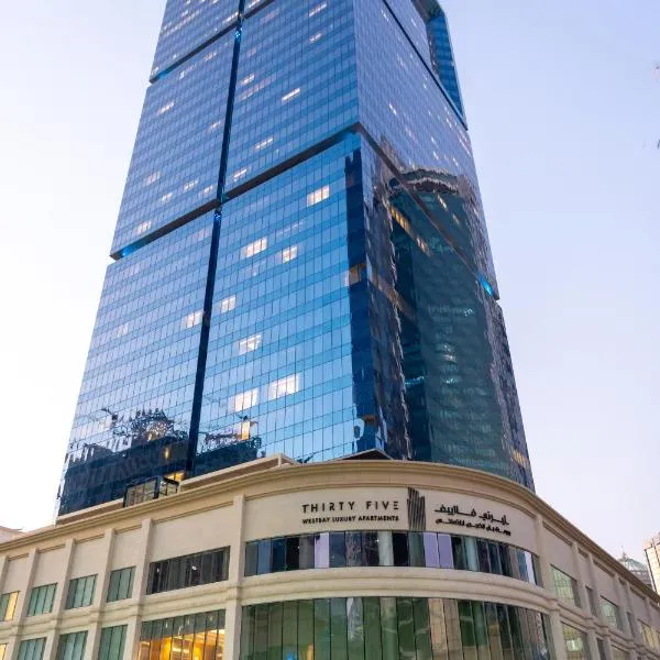 Thirty Five Westbay Luxury Apartments, hotel en Doha