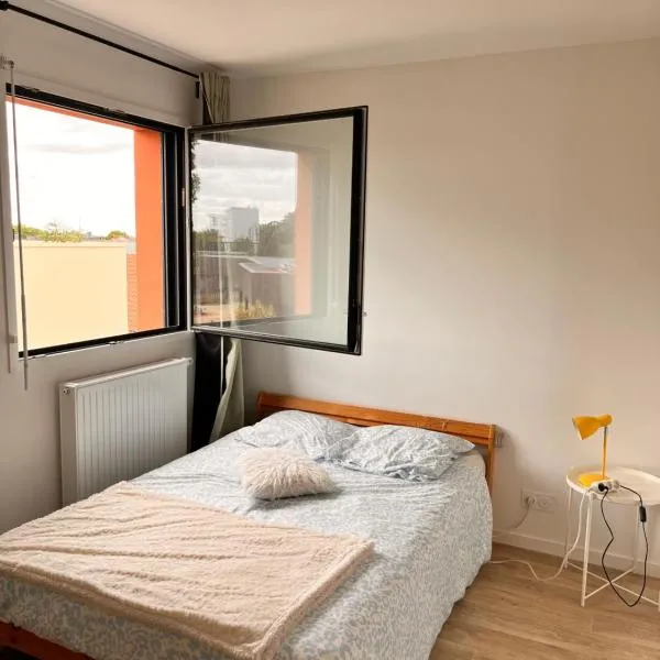 Chambre privée à l'étage dans un duplex calme à Chantenay: Nantes şehrinde bir otel