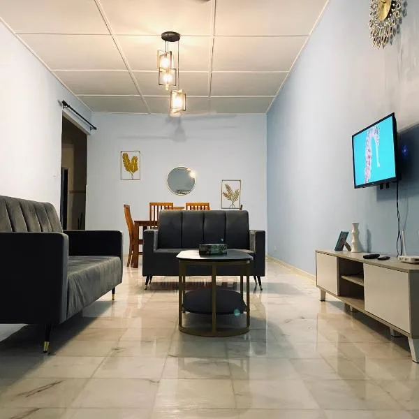 Seraya Homestay Semi-D w Private Yard - 15 mins KLIA, хотел в Сепанг
