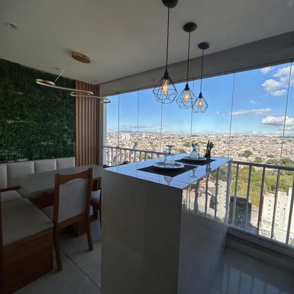 AP com linda vista da cidade bem localizado a 25 min do aeroporto GRU, hotel en São Paulo