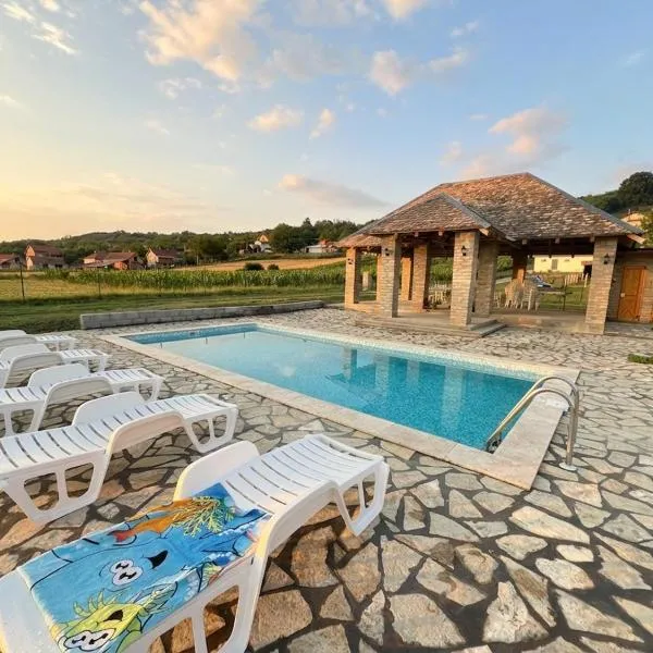 Čajića avlija pool house, hotel in Obrenovac