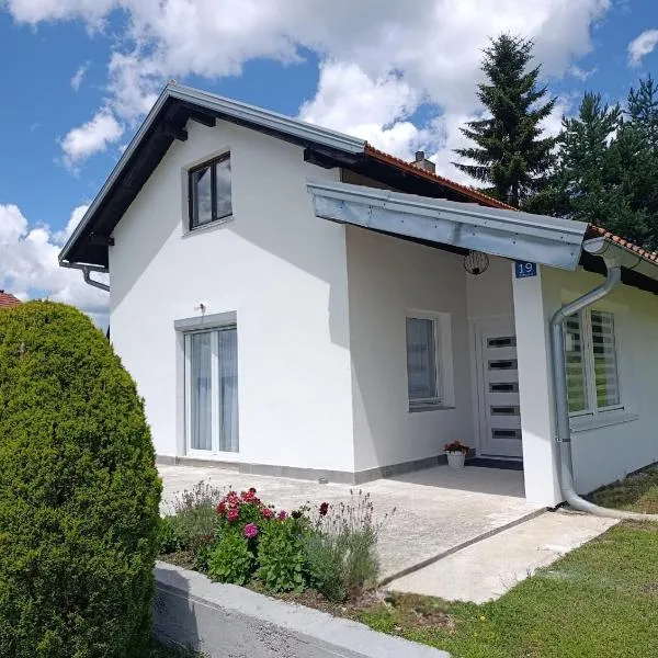 Holiday House M&M Kupres، فندق في كوبريس