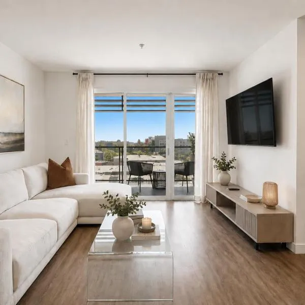 Bright Santa Monica 2-Bed Oasis with Pool, Gym & Views, hotel v Los Angeles