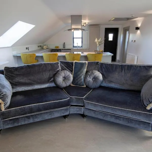 Luxury 2-Bed Retreat with Private Bar & Hot Tub, hotel em Meigh