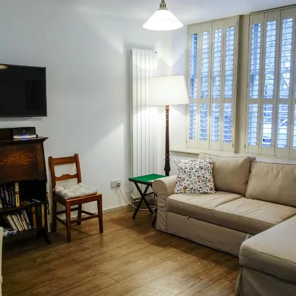 Quiet Ground Floor Mews Flat and parking, hotel en Edimburgo
