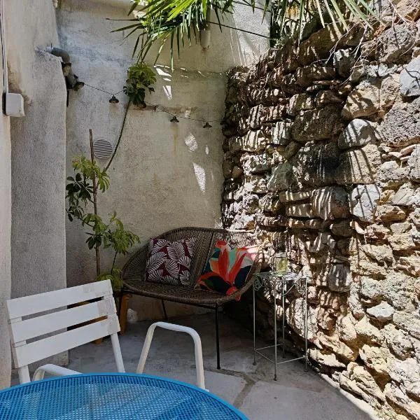 Charmant appartement en centre-ville médiéval, ξενοδοχείο σε Gigean
