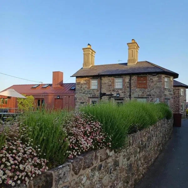 Ty'n Llan- tafarn gymunedol- community pub, hotel v mestu Llandwrog