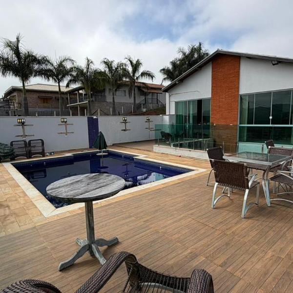 Refúgio com Piscina e Vista Deslumbrante