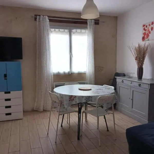 Studio à louer, hotelli kohteessa Vic-Fezensac