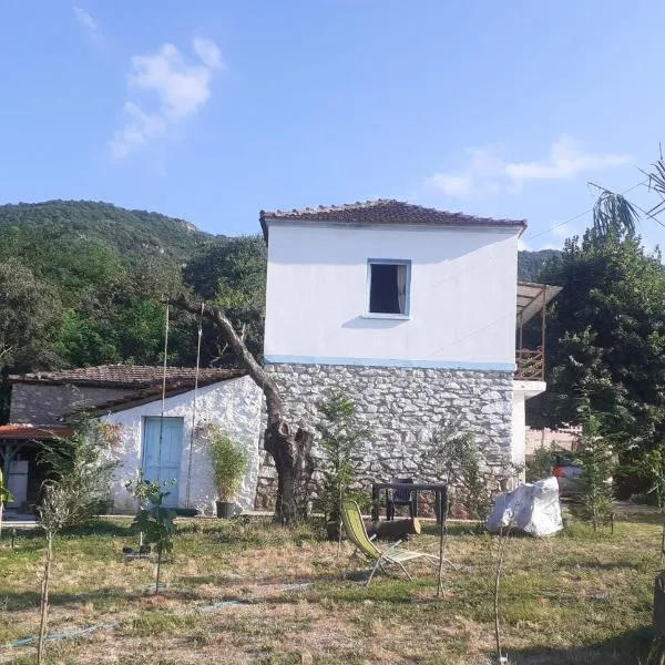 Stone House Room near Kavala, hótel í Amisianá
