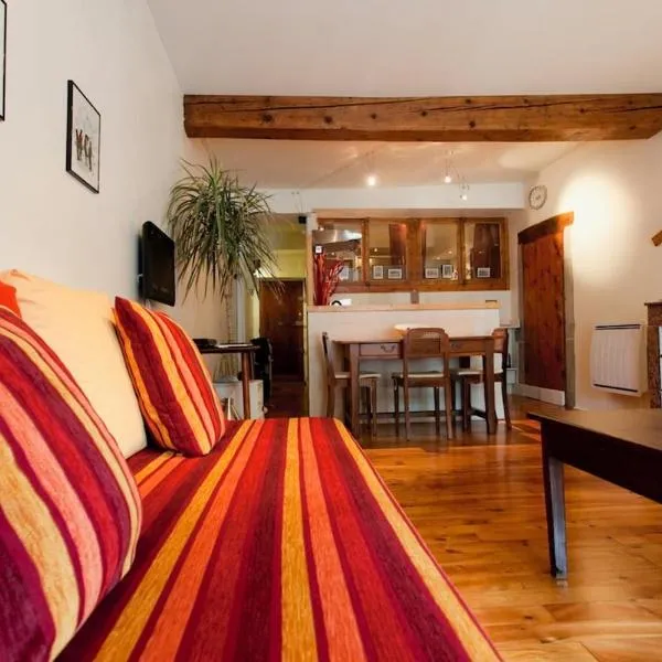 Historic Centre Studio, St-André & Bastille view!, hotel em Grenoble