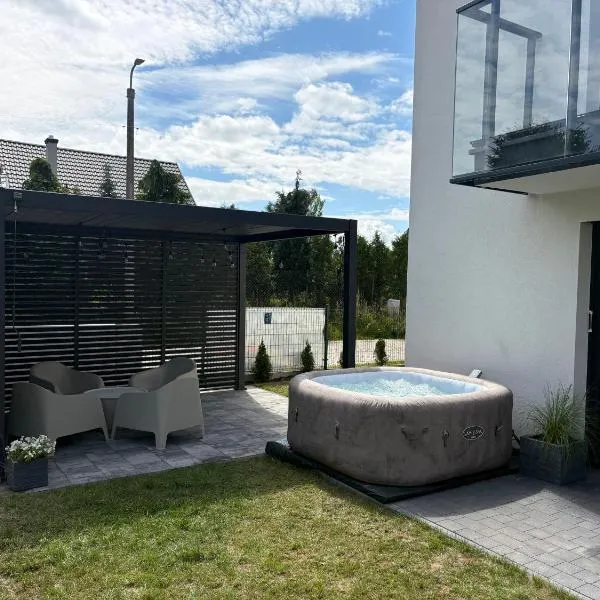 Twoje jacuzzi i ogród- apartament MODERN Gdańsk Wyspa Sobieszewska, hotel em Gdansk