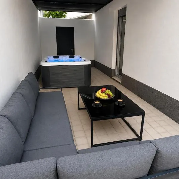 Huge Garden Cozy Apartment with jacuzzi, hotel sa Split