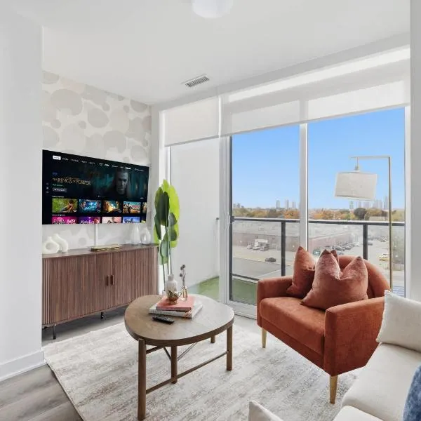 Modern West Getaway 2BR Condo with Free Parking, hotell i Toronto