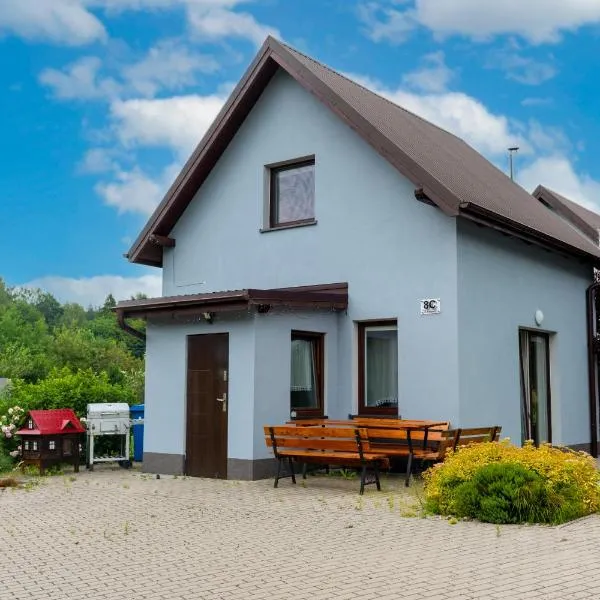 Enklawa Pana Pszczoły, hotel a Szczytna