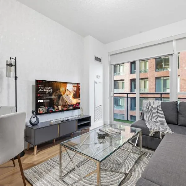 Stylish 1BR Condo with Private Balcony and Views, hotel en Toronto