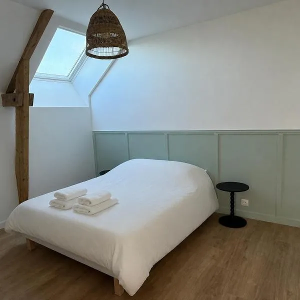 Cottage between horses and Mont-Saint-Michel, Hotel in Saint-Loup