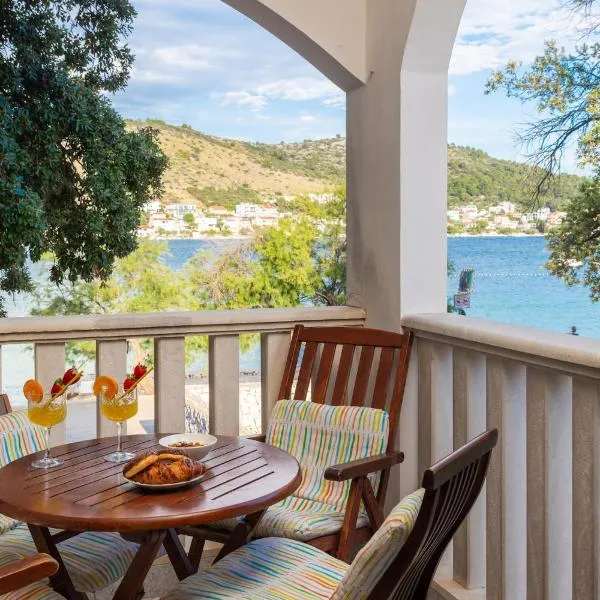 Jelena - Beachfront 2 Bedroom Family Apartment, hotell sihtkohas Rogoznica