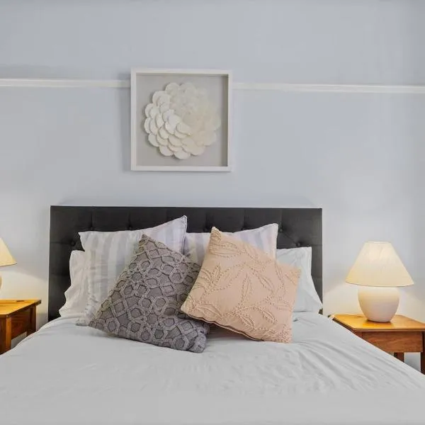 2BR plus Flex Space, Free Parking, Discover Newcastle, Hotel in Mayfield