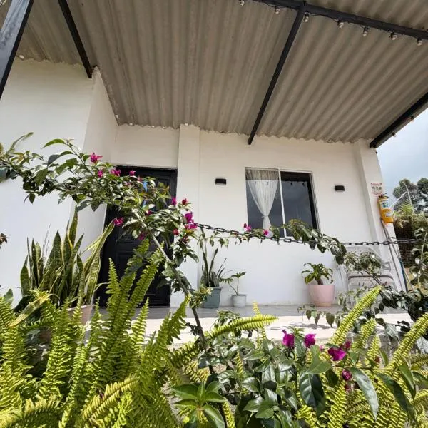 Cabaña privada cerca a termales San Vicente, hotel din Santa Rosa de Cabal