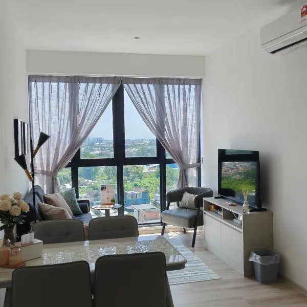 Milano8 Condominium Opposite Vivacity, hótel í Kuching