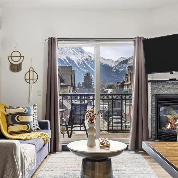 Splendid Mountain View 2BR Condo with Pool and Hot Tub, hotel sa Canmore