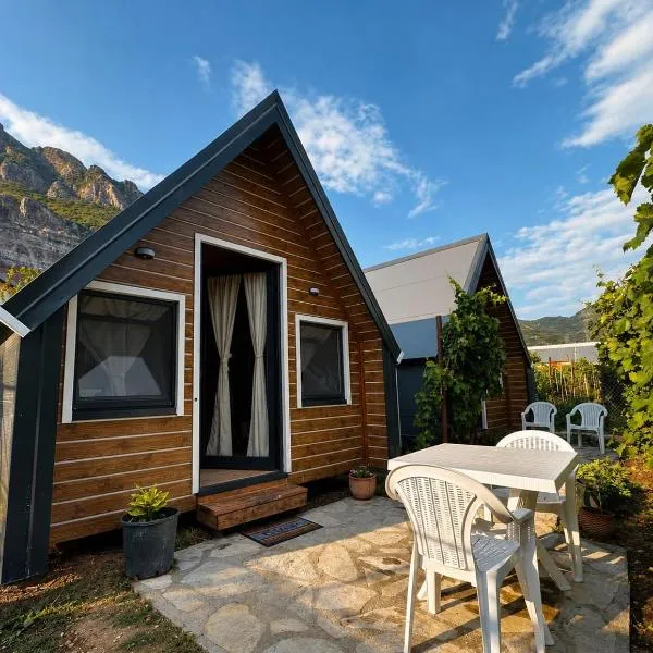 Gushtë में, होटल Koman Twin Cabins