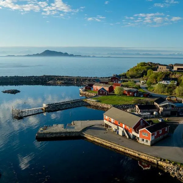 Astra Whale - Waterfront Boutique Hostel in Lofoten, hotel di Kabelvåg