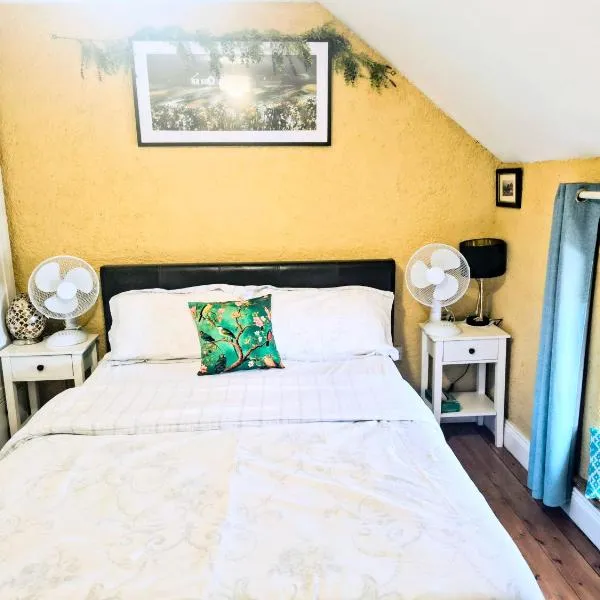 코크에 위치한 호텔 Comfy Bedroom and Private Bathroom on the Top Floor of a Home Stay -10 mins walk to the center - Off street parking