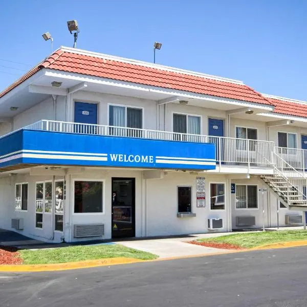 Motel 6-Fresno, CA - Blackstone South، فندق في فريسنو