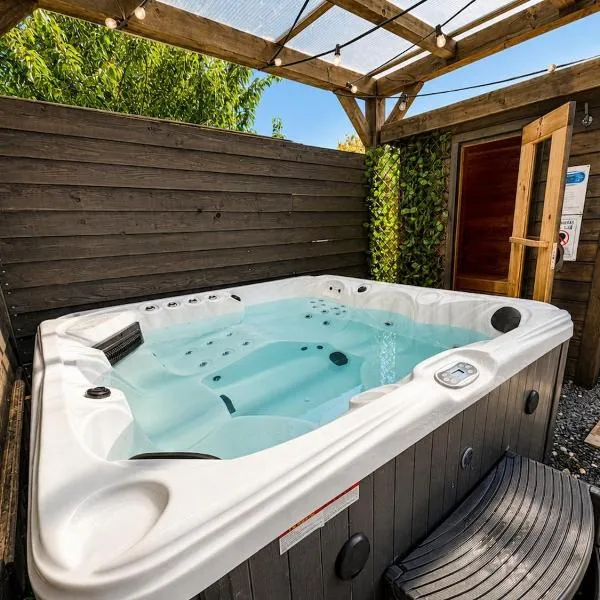 Cozy wellness cabin with home cinema and private jacuzzi ,sauna and garden between Amsterdam Haarlem and Schiphol Airport, hotel in Vijfhuizen