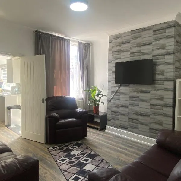 Spacious 4 bedroom house near M62, hotel en Goole