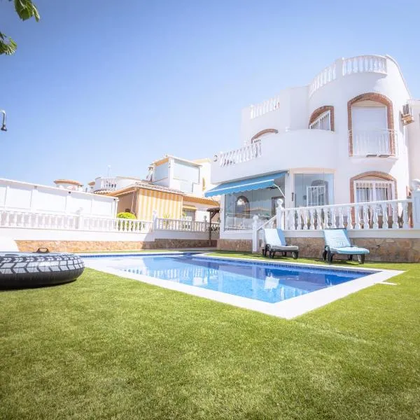 Luxury Private Pool Villa Campoverde, hotel Pinar de Campoverde városában