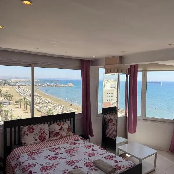 Larnaca Seaview Rooms, hotel in Larnaca