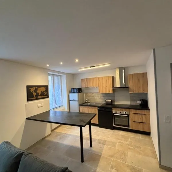 Maison rénovée 6 personnes 3 Chambres、Chanacのホテル