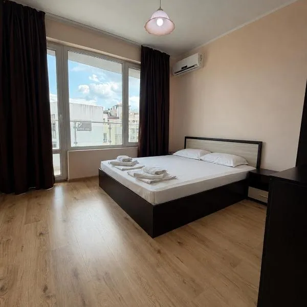 Просторен семеен апартамент с достъп до басейн, Hotel in Sweti Wlas