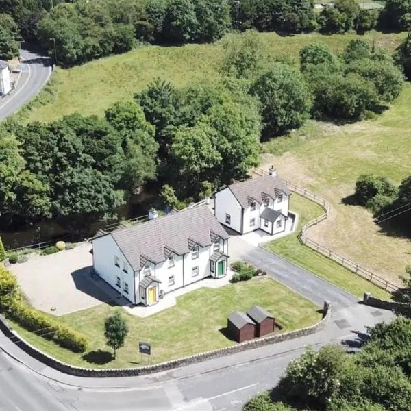 Riverbank Cottages, hotel en Scarriff