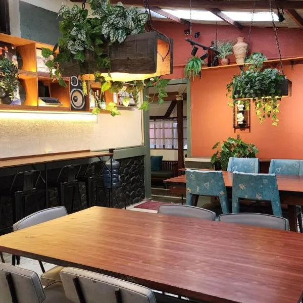 SEMERU HOSTEL MALANG, hotell i Malang