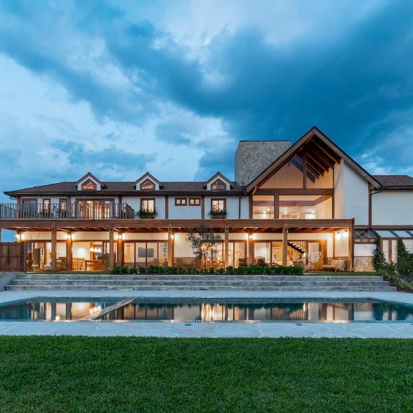 Exclusive House in Treze Tílias with Pool