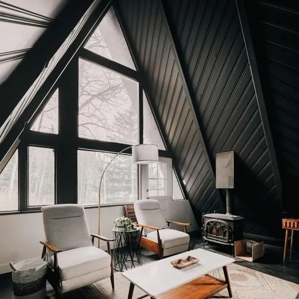 Modern A-Frame - Mountain Views - Evergreen,位于埃弗格林的酒店