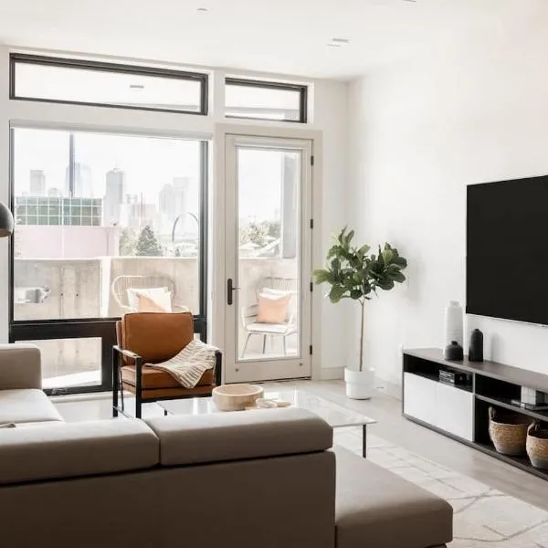 Brand New Condo - Walk to Empower Stadium - Tesoro, hotel di Denver