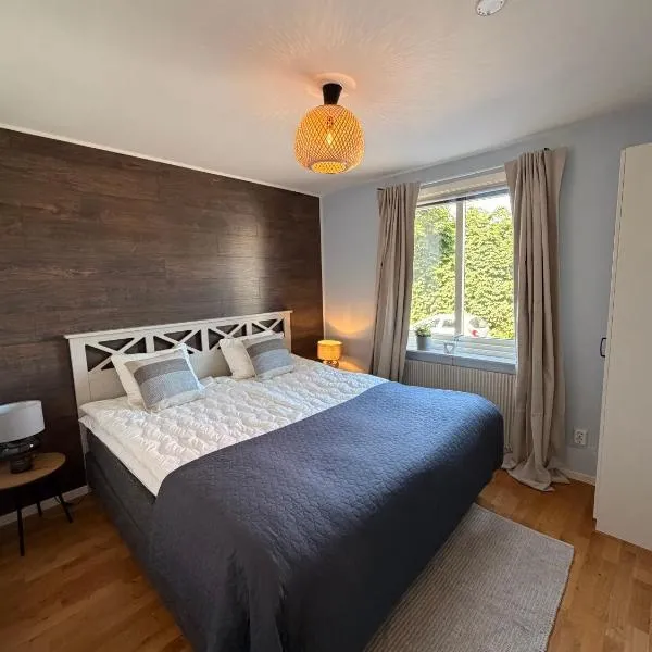 Fräsch och fin 2:a. Gångavstånd till Strömstads Centrum, hotel em Strömstad