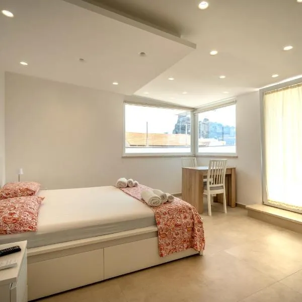 Aragonese Apartments – hotel w mieście Casa Chiaiozza