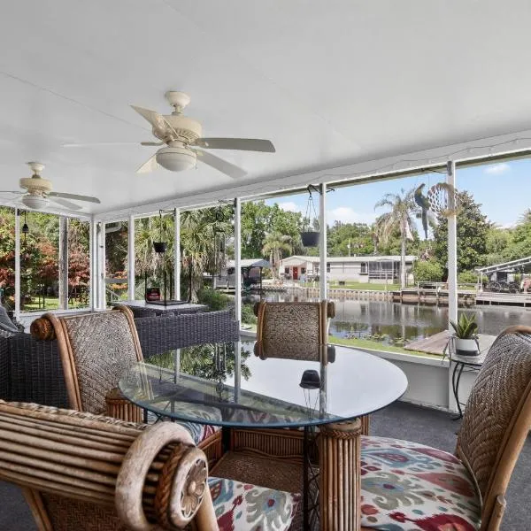 Boat Dock! 'Sunshine House' on St. Johns River: Astor şehrinde bir otel